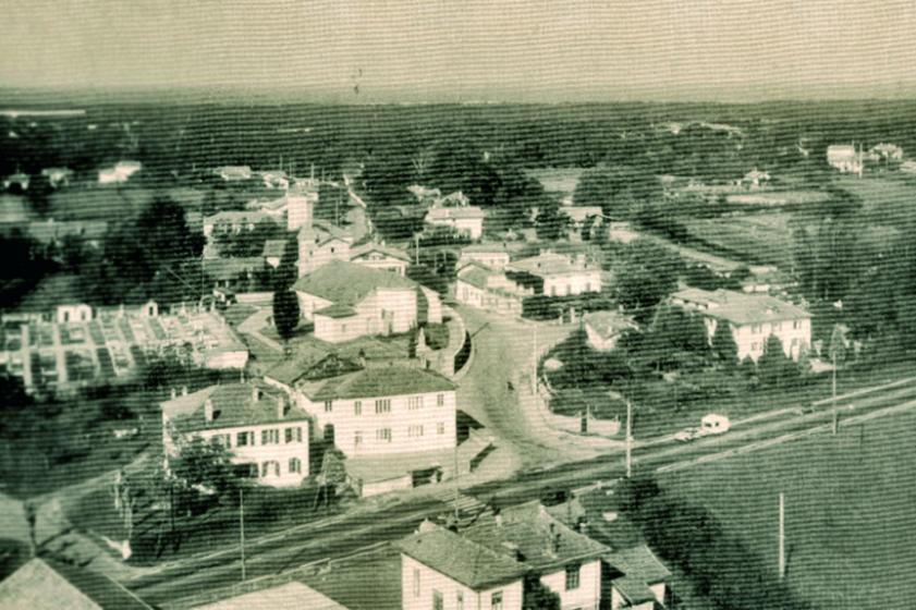 Vue de l'école des garçons du bourg, de l'actuelle avenue Lénine. Au premier plan : la mairie et la RD810, en arrière plan : l'église Saint Vincent, la maison « Anduran » (l'actuelle place Dous Haous), le premier château d'eau en 1960