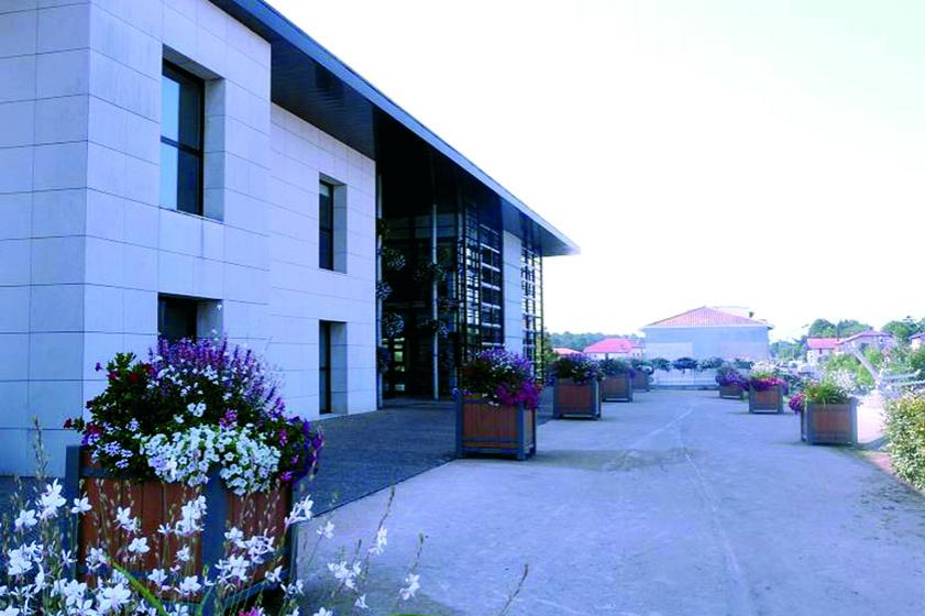 L'esplanade de l'Hôtel de Ville où se situait l'ancienne salle des fêtes en 2010, Ville de Tarnos