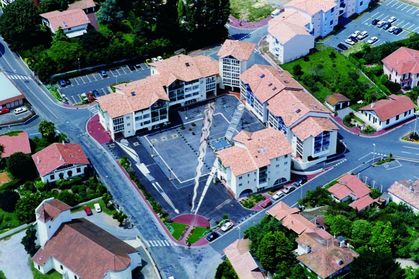 Une vue aérienne de la place Dous Haous et de la mosaïque, Ville de Tarnos