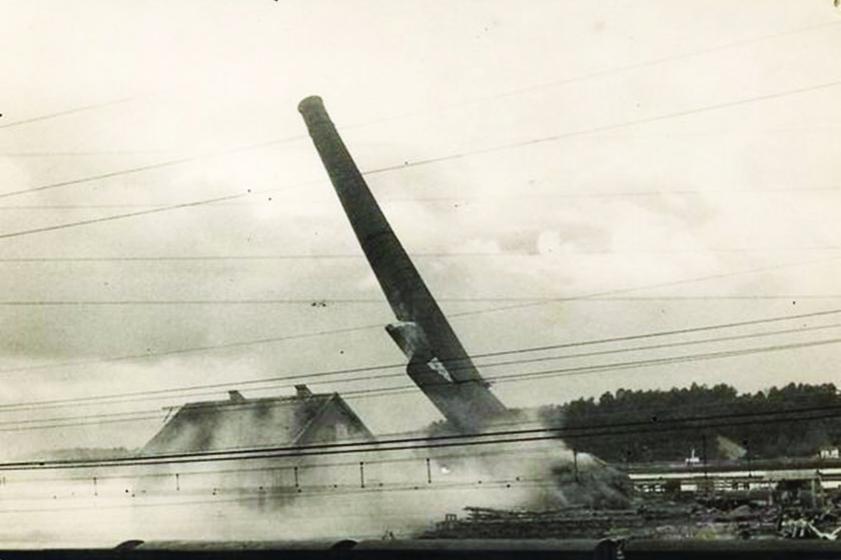 Destruction d'une cheminée des Forges. Sans date, Ville de Tarnos 