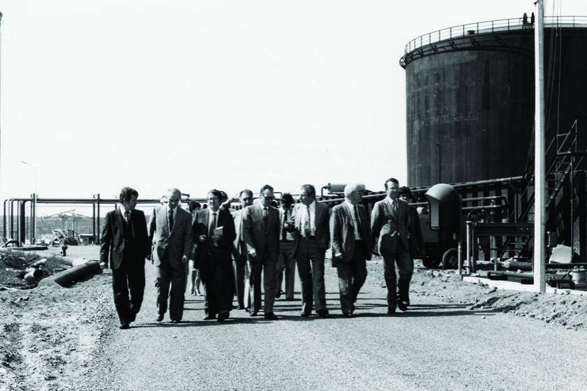 Visite du site de SOTRASOL par André Maye, Maire de Tarnos, et le Préfet des Landes. 1981, Ville de Tarnos 